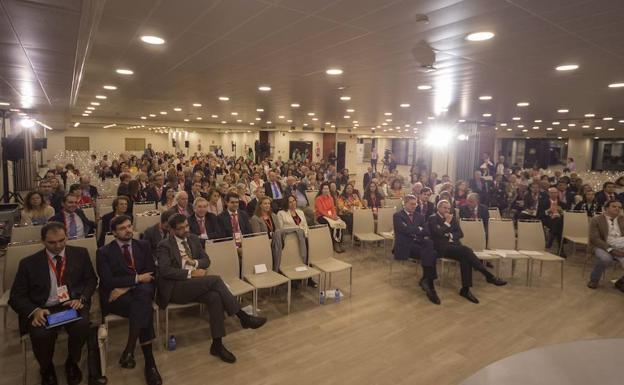 Medio millar de pacientes en el acto de presentación./RC
