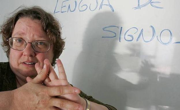 Mujer utilizando el lenguaje de signos /leonoticias