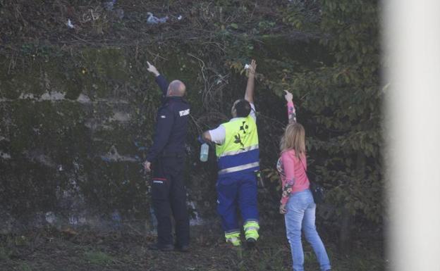 Policía y sanitarios señalan el lugar donde ha sido hallada la mujer./De La Hera
