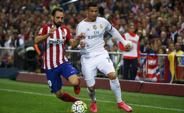 Juanfran y Cristiano Ronaldo, en un derbi madrileño. /EFE