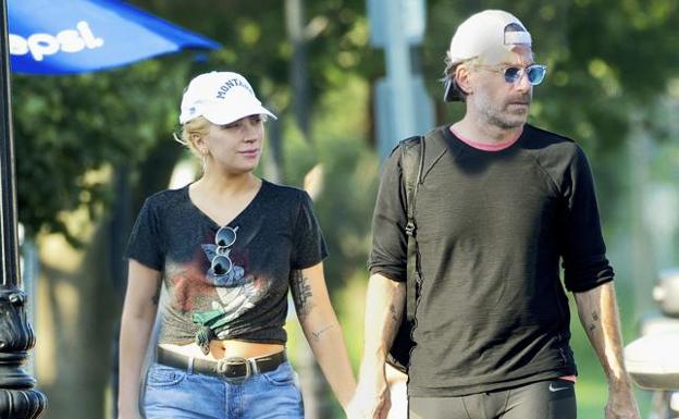 Lady Gaga, con su futuro esposo./