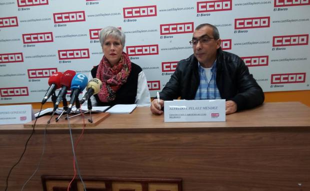 Los responsables de Construcción y Servicios de CCOO en El Bierzo, Isabel Céspedes y Alfredo Peláez, durante su comparecencia./C. Ramos