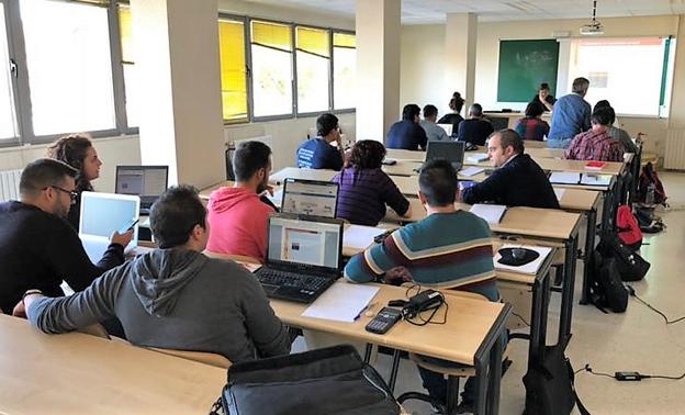 Alumnos participantes en el máster universitario sobre incendios forestales en el Campus del Bierzo./