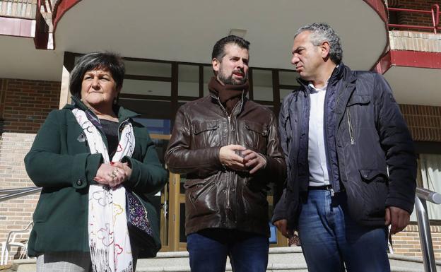 Luis Tudanca (C), en su visita a Cistierna./Campillo