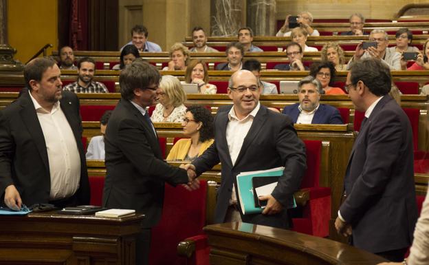 Puigdemont estrecha la mano a Guinó./