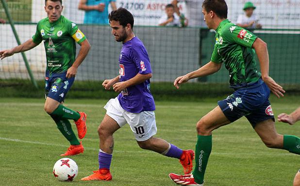Lance del partido entre el Atlético Astorga y La Bañeza./Peio García
