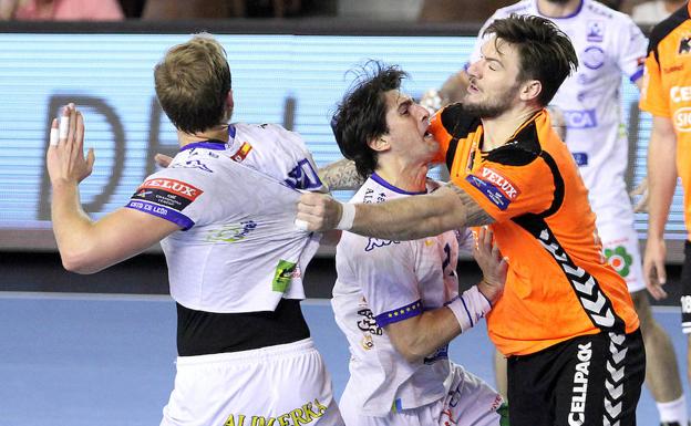 Piñeiro y Vieyra pelean la posición en el partido ante el Kadetten./Peio García