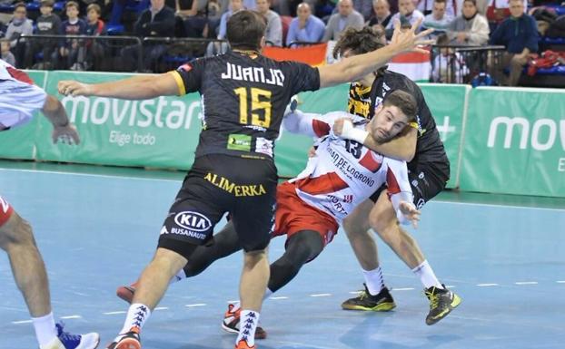 Juanjo y Carou tratan de frenar a Juan Castro./