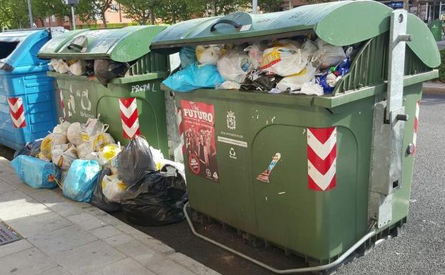 Contenedores de basura en León capital listos para la recogida./