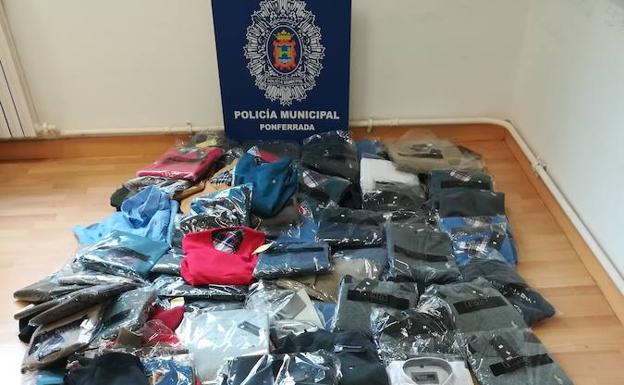 Imagen de las prendas decomisadas en el mercadillo./
