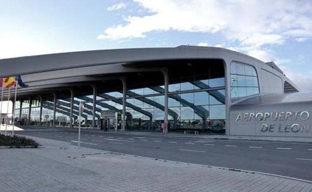Exterior del Aeropuerto de León./