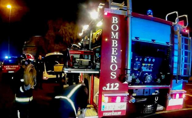 Efectivos de Bomberos trabajando en un suceso en una imagen de archivo./