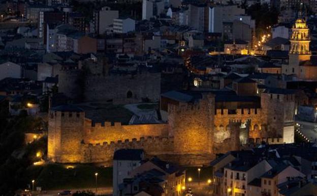 El Castillo, en la noche ponferradina. /