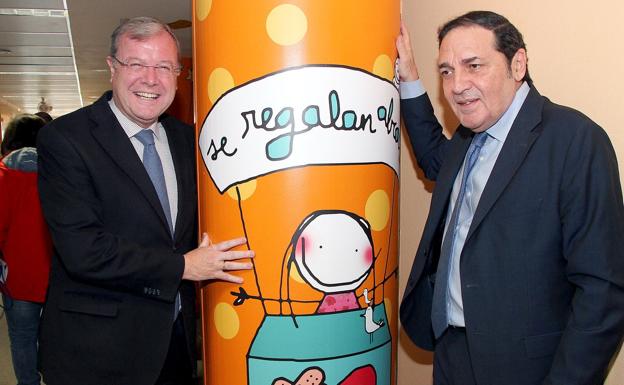 Antonio Silván, junto a Sáenz Aguado, este viernes en el Hospital de León./Peio García