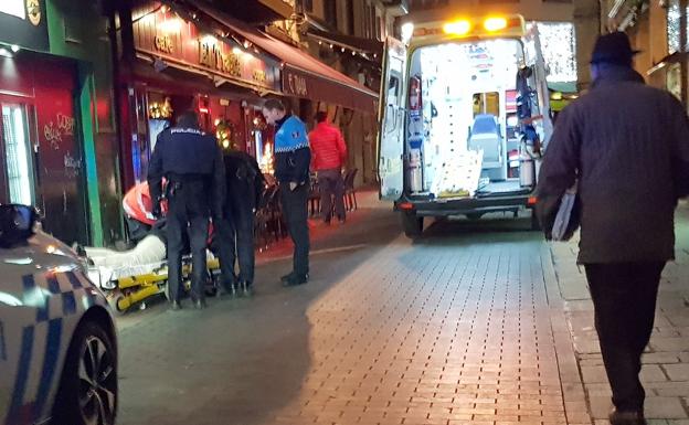 Efectivos de Emergencias auxilian a la mujer herida en la Calle Varillas./