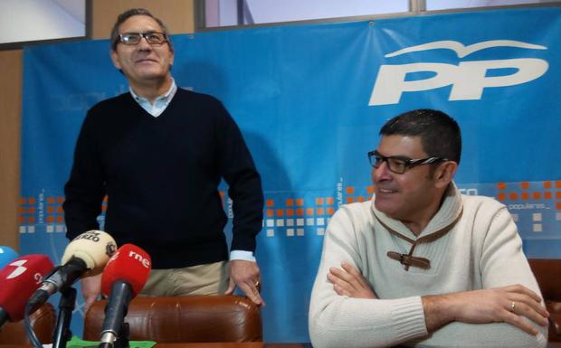 El portafoz del PP en Cacabelos, Adolfo Canedo (I), junto al concejal José Manuel Cela, durante su comparecencia./C. Ramos