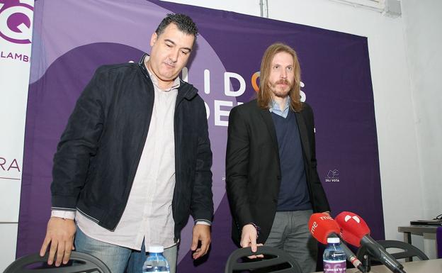 El secretario general del Grupo Parlamentario Podemos en Castilla y León, Pablo Fernández(D), ofrece una rueda de prensa acompañado por el representante de Podemos en Villaquilambre, Juanjo Moro (I)./
