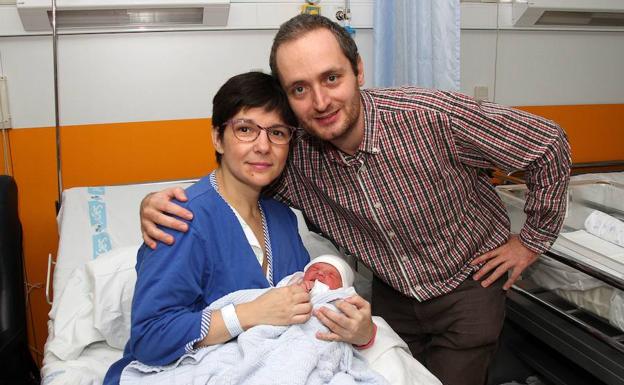 Uriel, junto a sus padres./Peio García