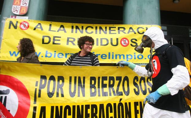 Imagen de archivo de una protesta de Bierzo Aire Limpio contra la incineración de residuos./César Sánchez
