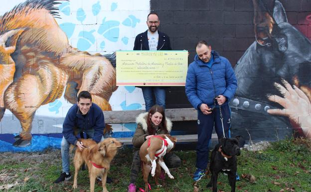 Entrega del cheque con 700 euros a la protectora de animales. /