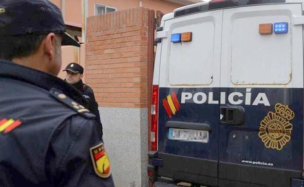 Un furgón policial traslada a los jugadores ahora en prisión./