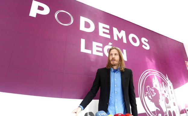 Pablo Fernández, este lunes en la sede de Podemos León. /Campillo