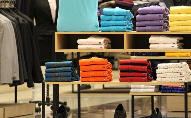 Prendas de vestir preparadas para la venta en un comercio./