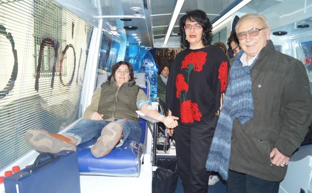 Teresa Mata, junto a una donante. /