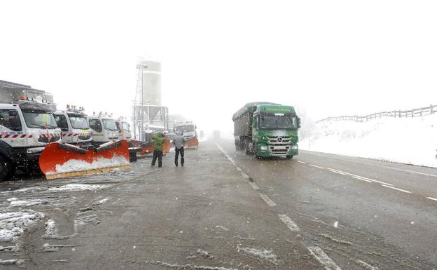 Nieve en el puerto de Pajares./Campillo