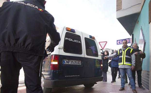 Imagen del traslado de jugadores en un furgón policial./Ricardo Ordóñez