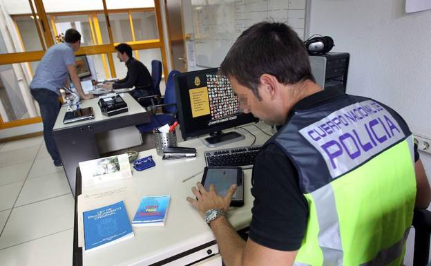 Los agentes de la Policía Nacional investigan delitos cometidos a través de las aplicaciones. /