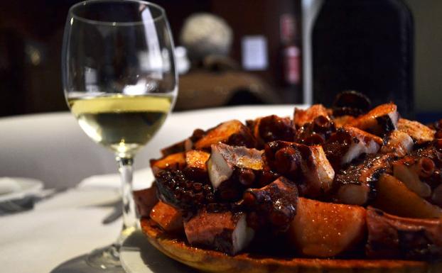 Un buen vino con pulpo en La Fragata II.