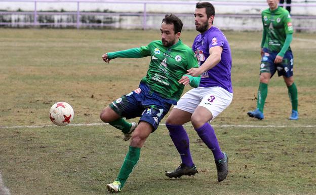 Un lance del partido entre La Bañeza-Atlético Astorga./Peio García