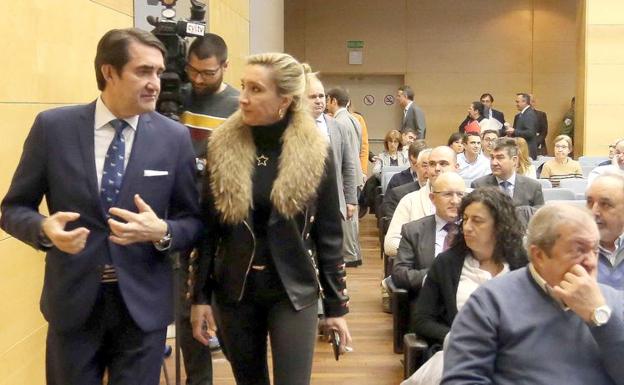 El consejero de Fomento, Juan Carlos Suárez-Quiñones junto a la directora general de Telecomunicaciones, Victoria Seco.