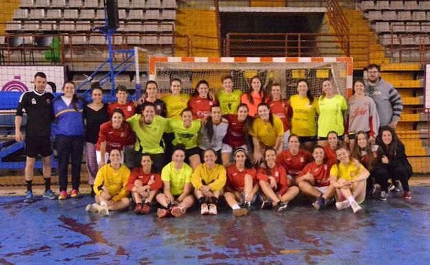Las jugadoras del León FF y el Cleba, en su jornada de hermanamiento./