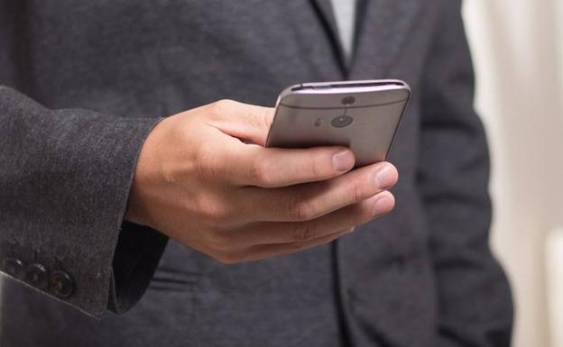 Prisión por robar la identidad de su casero para contratar cuatro líneas de teléfono