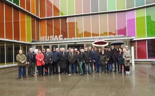 Reunión de la asociación, ante el Musac./