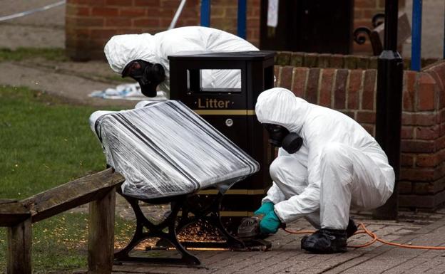 Personal del Ejército retira el banco en donde Serguéi Skripal y su hija fueron encontrados./Efe