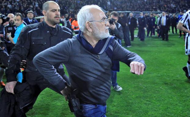 Ivan Savvidis, propietario del PAOK, invadió el campo armado con una pistola el pasado 12 de marzo. /Reuters