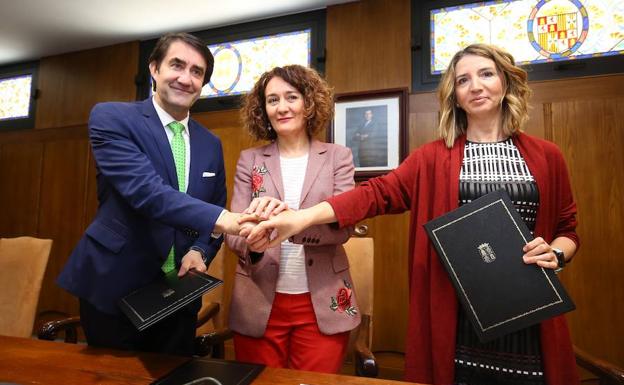 La alcaldesa de Ponferrada, Gloria Fernández Merayo, junto con los consejeros de Fomento, Juan Carlos Suárez-Quiñones, y de Familia, Alicia García./César Sánchez