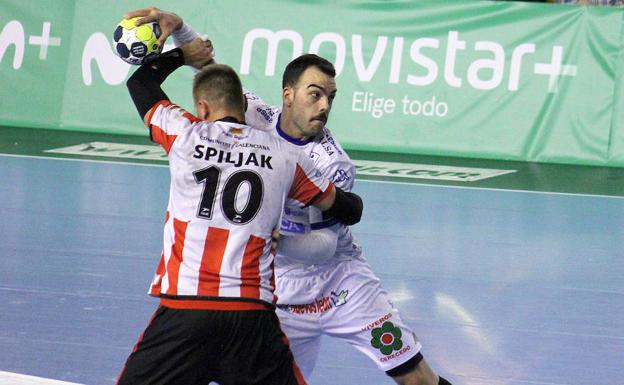 Spiljak sujeta a Álex Costoya./Peio García