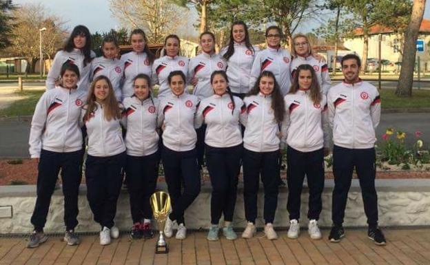 El conjunto leonés, con el trofeo del tercer puesto./