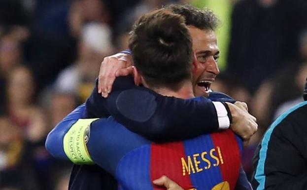 Luis Enrique y Leo Messi se abrazan la pasada campaña. /Afp