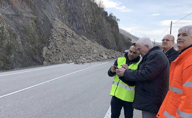 El delegado territorial de la Junta en León, Guillermo García, y el jefe del servicio de Fomento, Juan Francisco Escanciano visitan la zona./