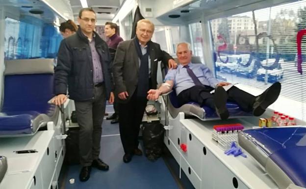 El propio delegado territorial se animó a donar sangre./