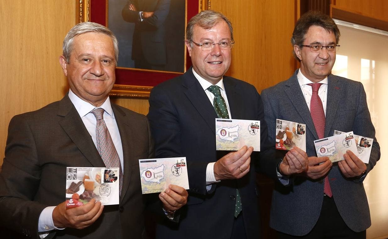 El presidente de Correos, Javier Cuesta Nuin; el alcalde de León, Antonio Silván; y el presidente de la Diputación, Juan Martínez Majo, (de izquierda a derecha) presentan los sellos.