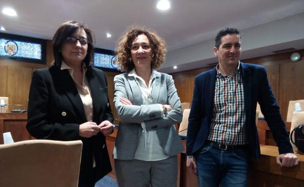 La alcaldesa de Ponferrada, Gloria Fernández Merayo, junto a los ediles de Medio Ambiente y Hacienda, Roberto Mendo y Amparo Vidal. /Carmen Ramos