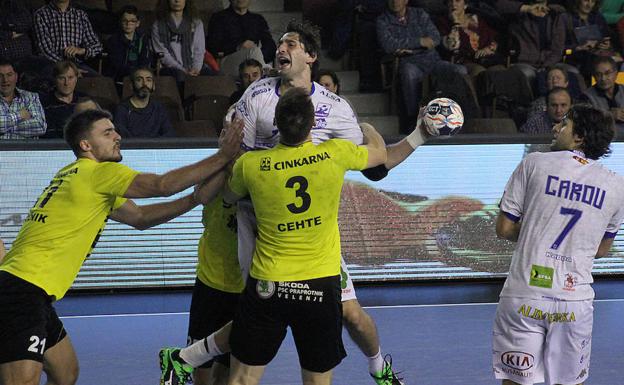 Fede Vieyra, en un partido con el Abanca Ademar./Peio García