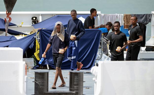 Italia permite desembarco de menores del barco