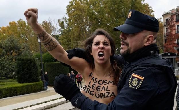 Activistas De Femen Protestan En Un Acto Franquista Leonoticias